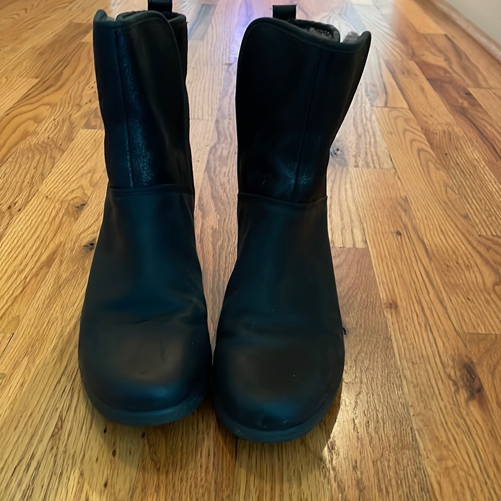 Ugg Renatta boot in black size 9